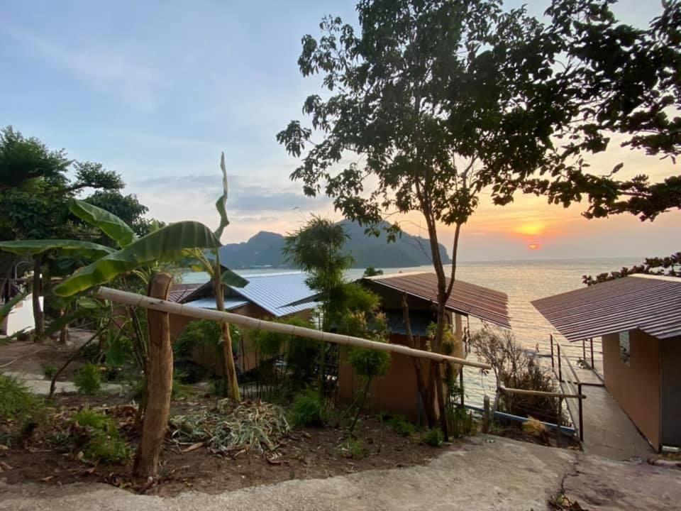 Phi Phi Seaside Bungalow Exteriör bild