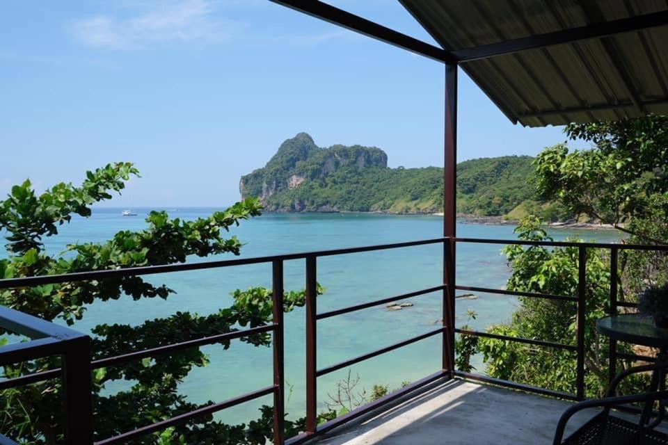Phi Phi Seaside Bungalow Exteriör bild